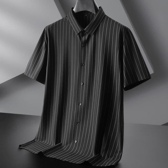 Vertical striped short-sleeved shirt