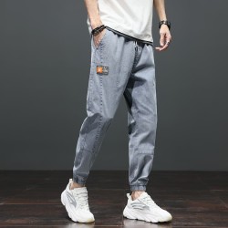 Loose-fitting, lightweight jeans